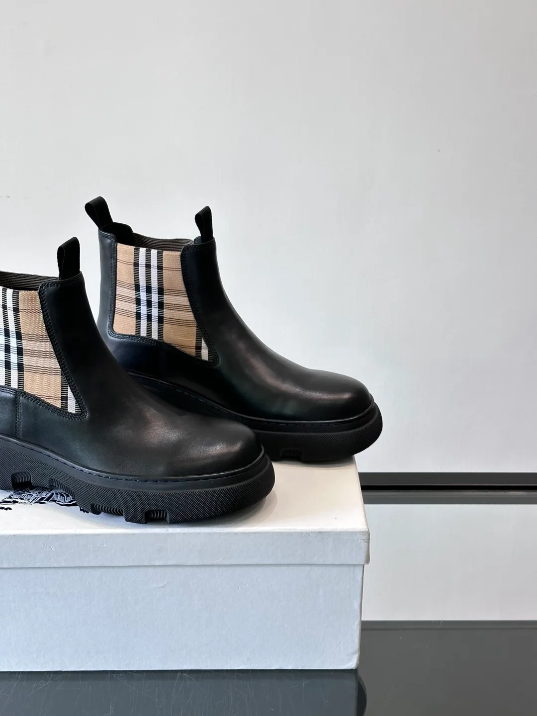 [Burberry] Top P: 920💰 Size: 39-44 (45. Customized) Burberry Matrix shoes👟Burberry autumn and winter men's high-top Chelsea boots, made with heavy industry! The upper is made of imported cowhide, with a slip-on design, classic plaid elastic straps, fine leather, and full of details. It is equipped with a classic and durable rubber thick sole, which increases the length of the legs. The cowhide lining is comfortable and breathable. It is easy to wear and fashionable, business and leisure, full of exquisite Italian style, and has a great look!